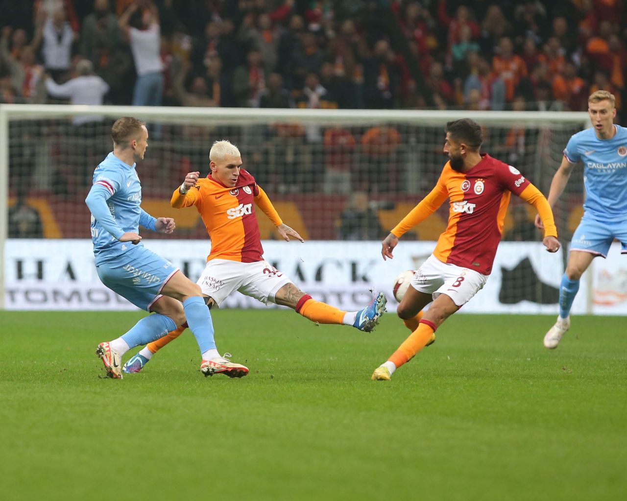 “Galatasaray’ın attığı golde manipülasyon var! Sisteme her şeyi yanlış yüklemişler. Vinicius en az yarım metre ofsayt. Penaltı desen penaltı değil! Tam bir skandal” 8