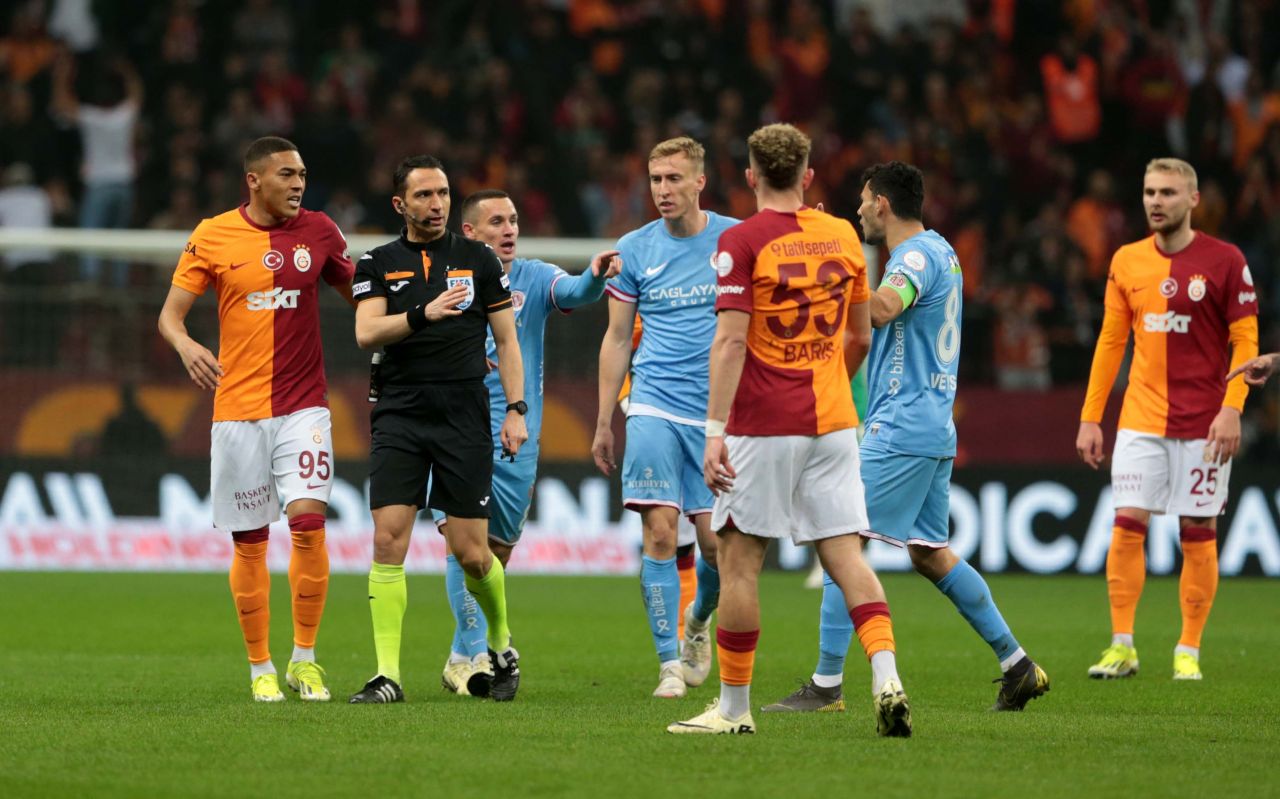 “Galatasaray’ın attığı golde manipülasyon var! Sisteme her şeyi yanlış yüklemişler. Vinicius en az yarım metre ofsayt. Penaltı desen penaltı değil! Tam bir skandal” 9