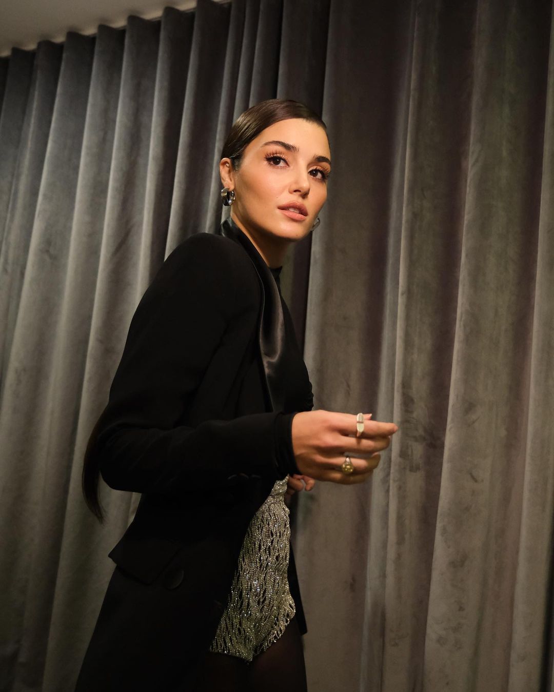 Hande Erçel, Paris Moda Haftası’na tarzıyla damga vurdu! 1