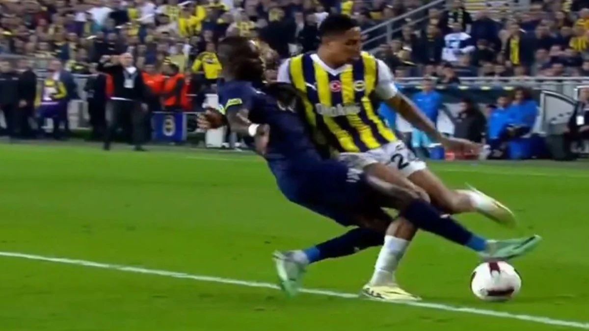 Türk futbolunu ayağa kaldıracak iddia: “Fenerbahçe maçında MHK Başkanı VAR odasını arıyor, sonra ortalık karışıyor! Bu kayıtların ortaya çıkması lazım” 5