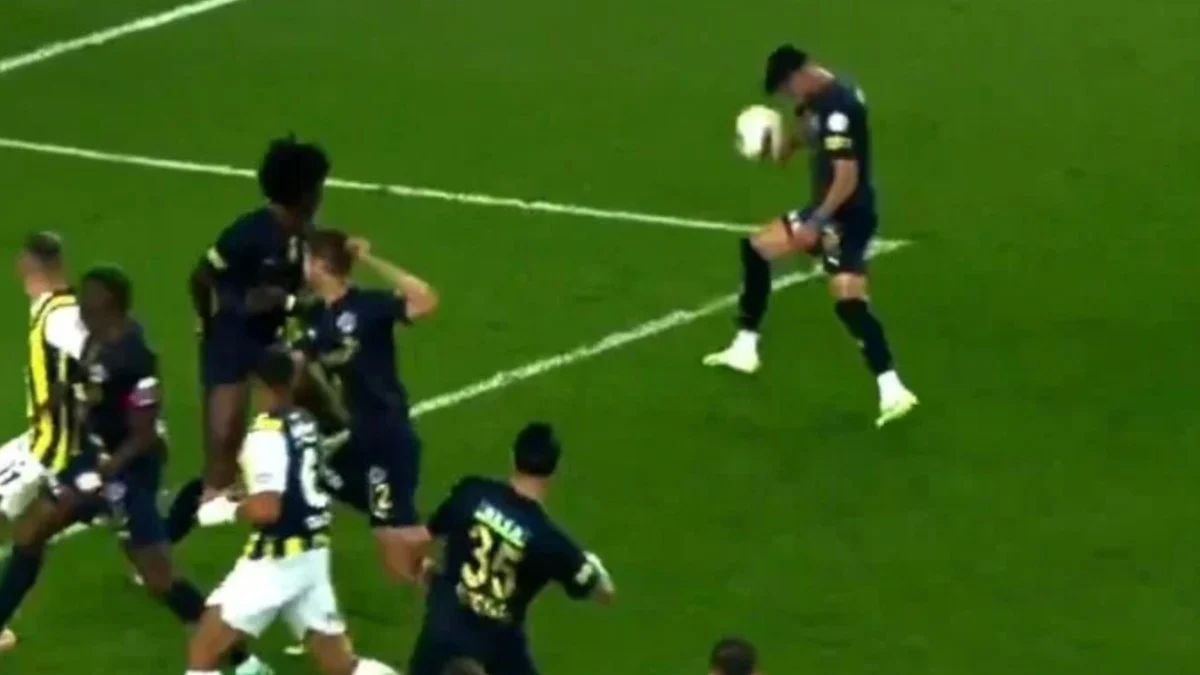 Türk futbolunu ayağa kaldıracak iddia: “Fenerbahçe maçında MHK Başkanı VAR odasını arıyor, sonra ortalık karışıyor! Bu kayıtların ortaya çıkması lazım” 3