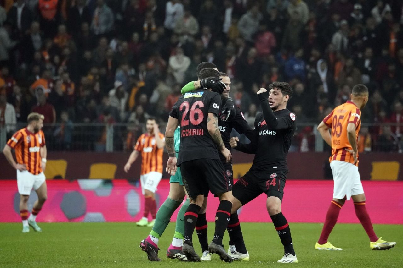 Nihat Kahveci Galatasaray'ın yıldızlarını yerden yere vurdu: Ben Brezilya Futbol Federasyonu olsam Vinicius'un ve Tete'nin pasaportlarını iptal ederdim! 1