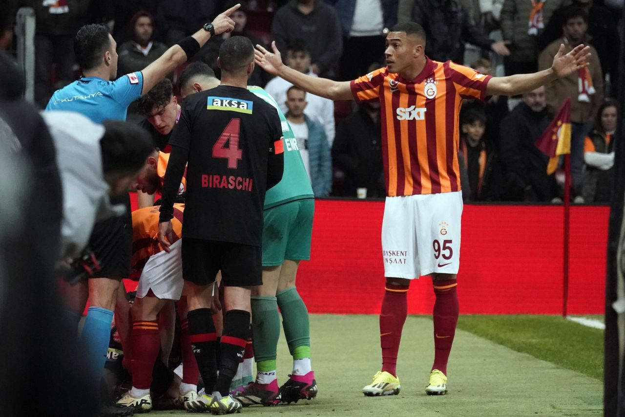 Nihat Kahveci Galatasaray'ın yıldızlarını yerden yere vurdu: Ben Brezilya Futbol Federasyonu olsam Vinicius'un ve Tete'nin pasaportlarını iptal ederdim! 2