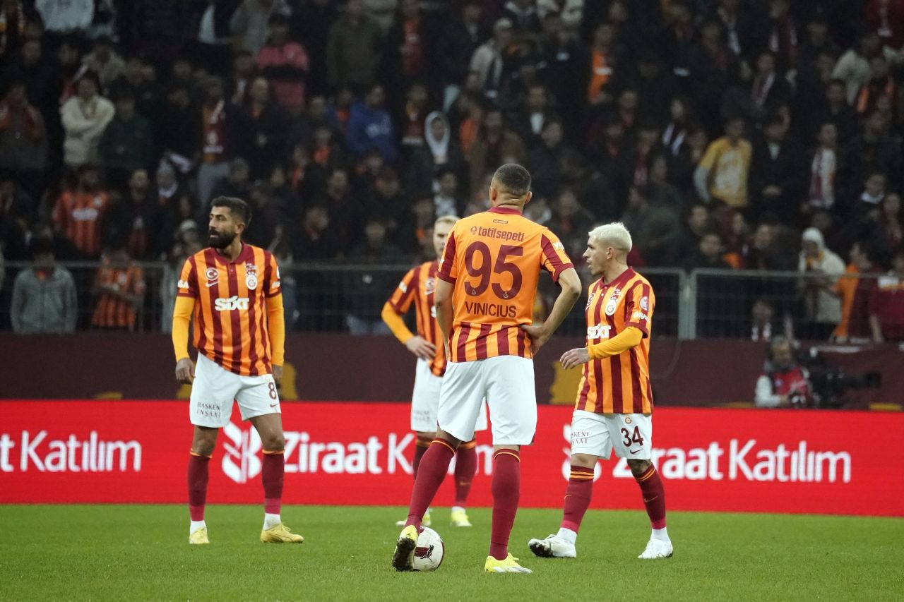 Nihat Kahveci Galatasaray'ın yıldızlarını yerden yere vurdu: Ben Brezilya Futbol Federasyonu olsam Vinicius'un ve Tete'nin pasaportlarını iptal ederdim! 3