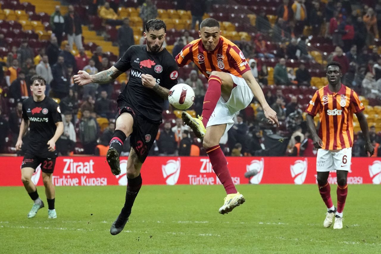 Nihat Kahveci Galatasaray'ın yıldızlarını yerden yere vurdu: Ben Brezilya Futbol Federasyonu olsam Vinicius'un ve Tete'nin pasaportlarını iptal ederdim! 4