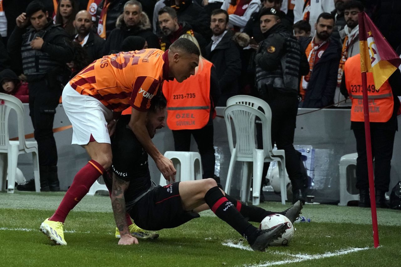 Nihat Kahveci Galatasaray'ın yıldızlarını yerden yere vurdu: Ben Brezilya Futbol Federasyonu olsam Vinicius'un ve Tete'nin pasaportlarını iptal ederdim! 5