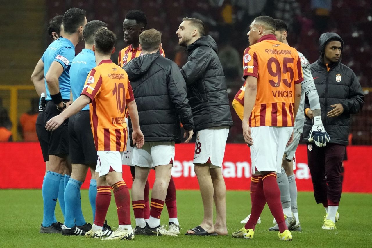 Nihat Kahveci Galatasaray'ın yıldızlarını yerden yere vurdu: Ben Brezilya Futbol Federasyonu olsam Vinicius'un ve Tete'nin pasaportlarını iptal ederdim! 6