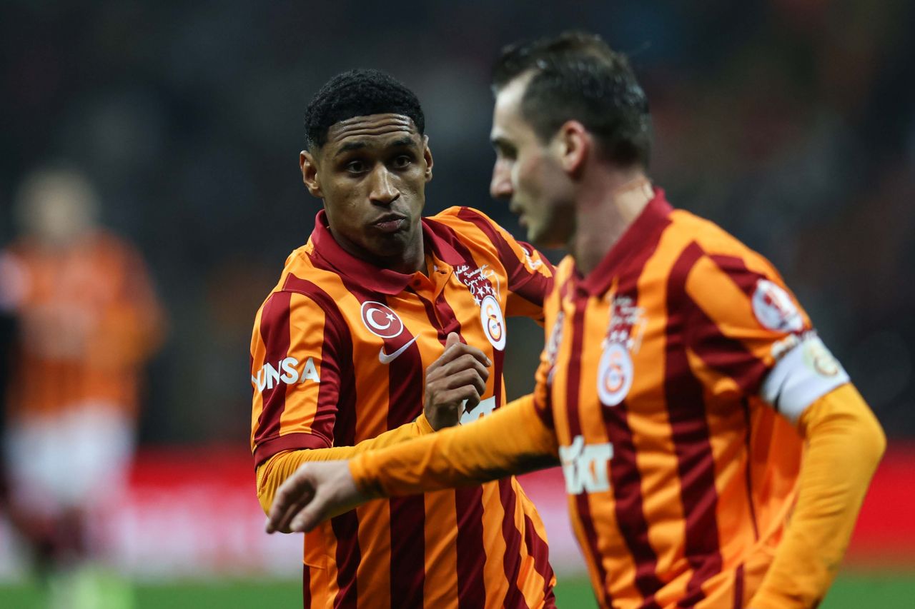 Wilfried Zaha hakkında maç sonu inanılmaz sözler! Yerden yere vurdu: "Ruhsuz, tamamen kendine oynayan, koşmayan adam kovalamayan, ikili mücadeleye bile girmeyen bir adam! Galatasaray’a asla katkı sağlayamaz” 5