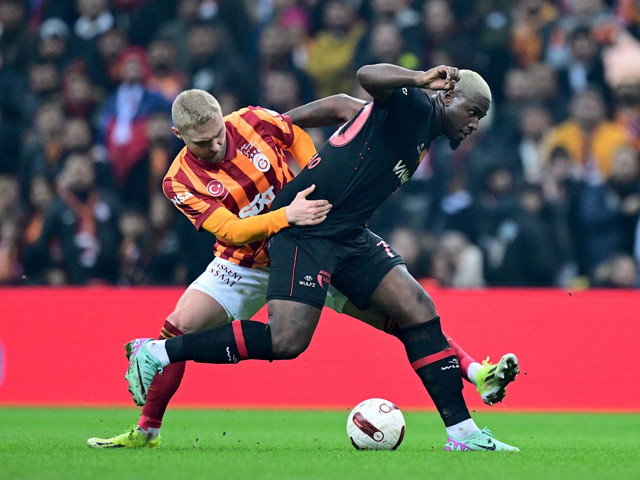 Wilfried Zaha hakkında maç sonu inanılmaz sözler! Yerden yere vurdu: "Ruhsuz, tamamen kendine oynayan, koşmayan adam kovalamayan, ikili mücadeleye bile girmeyen bir adam! Galatasaray’a asla katkı sağlayamaz” 9