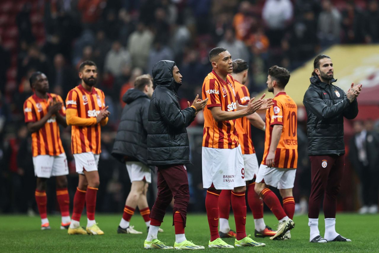 Wilfried Zaha hakkında maç sonu inanılmaz sözler! Yerden yere vurdu: "Ruhsuz, tamamen kendine oynayan, koşmayan adam kovalamayan, ikili mücadeleye bile girmeyen bir adam! Galatasaray’a asla katkı sağlayamaz” 8