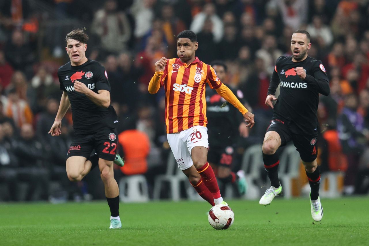 Wilfried Zaha hakkında maç sonu inanılmaz sözler! Yerden yere vurdu: "Ruhsuz, tamamen kendine oynayan, koşmayan adam kovalamayan, ikili mücadeleye bile girmeyen bir adam! Galatasaray’a asla katkı sağlayamaz” 4