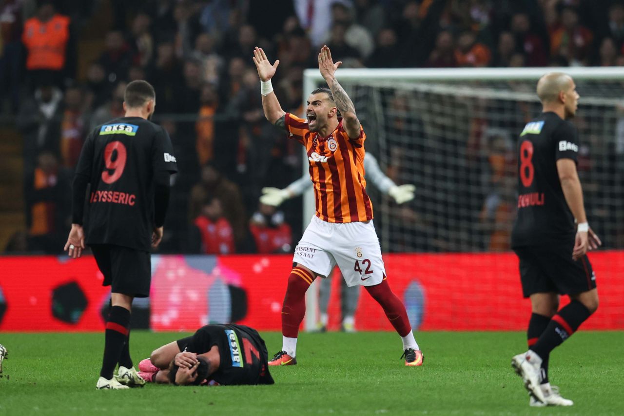 Galatasaray’daki kariyerleri buraya kadar! “Sergio Oliveira, Tete ve Zaha kapının önüne konulacak isimler! Okan Buruk yönetimindeki en kötü ve unutulması gereken maç!” 4