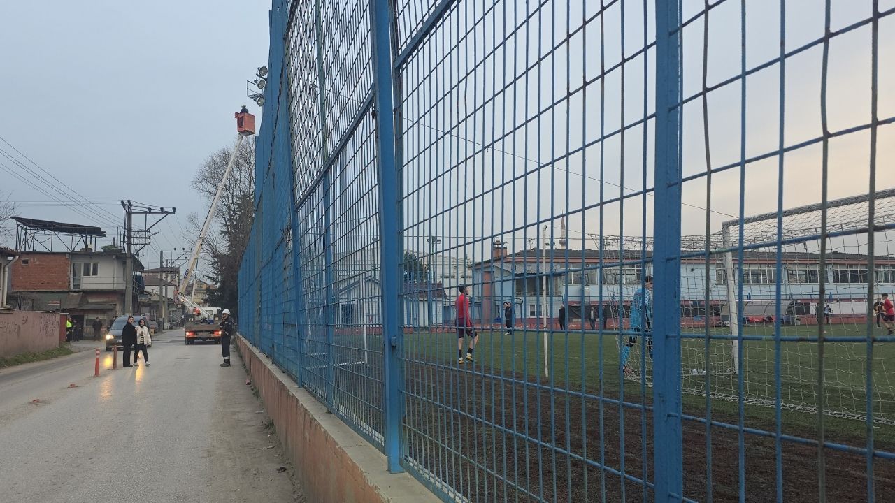 Amatör futbolcular antrenman yaparken saha aydınlatmaları alev aldı 3
