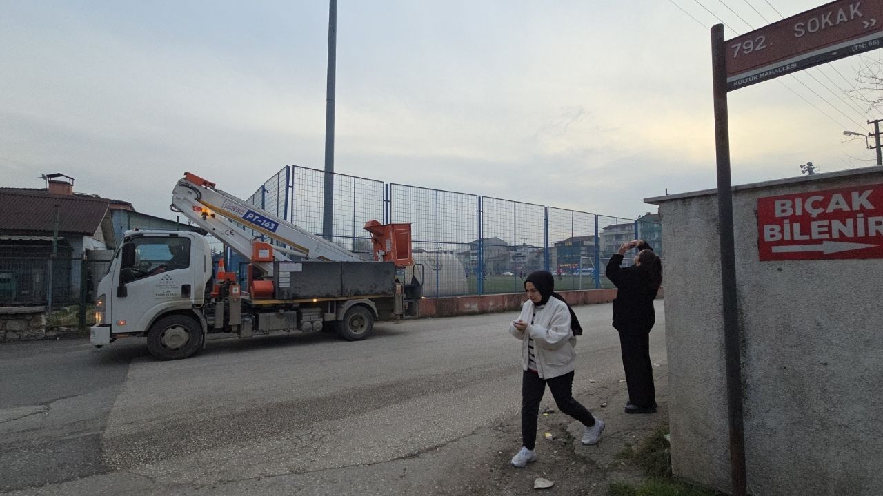 Amatör futbolcular antrenman yaparken saha aydınlatmaları alev aldı 5