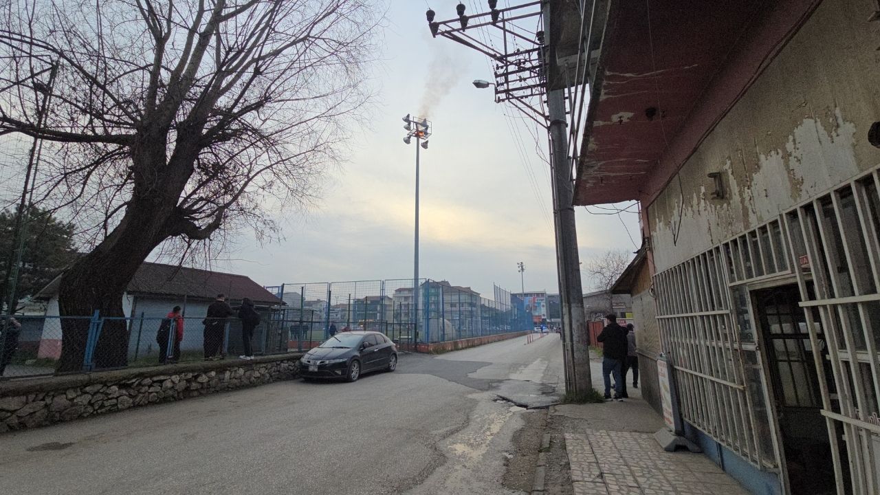 Amatör futbolcular antrenman yaparken saha aydınlatmaları alev aldı 6