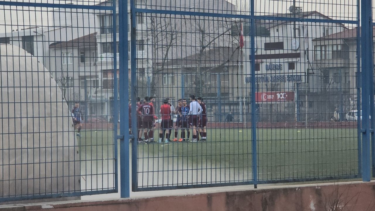 Amatör futbolcular antrenman yaparken saha aydınlatmaları alev aldı 8