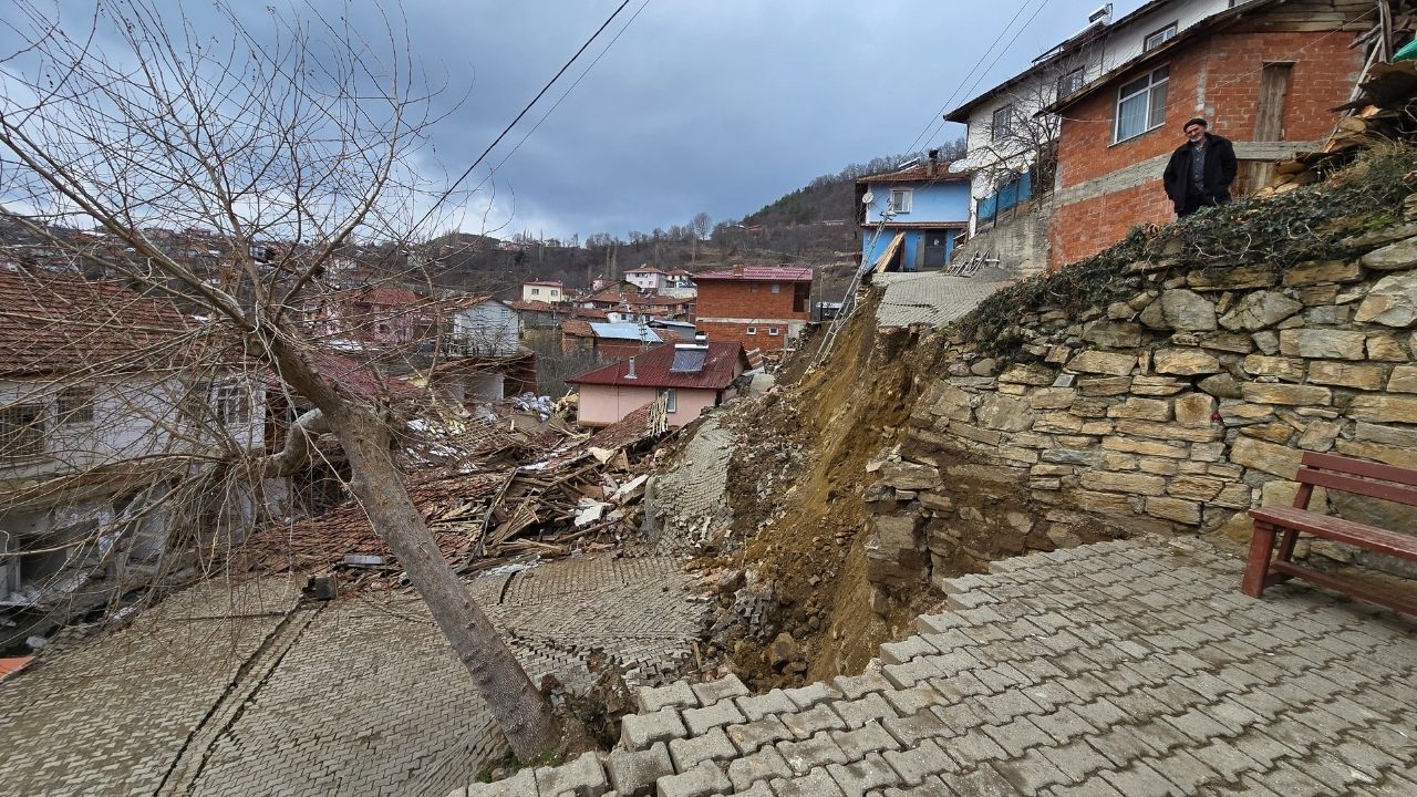 Tokat Niksar'da heyelan felaketi: Köy ikiye ayrıldı! Bakan Yerlikaya'dan açıklama! 1