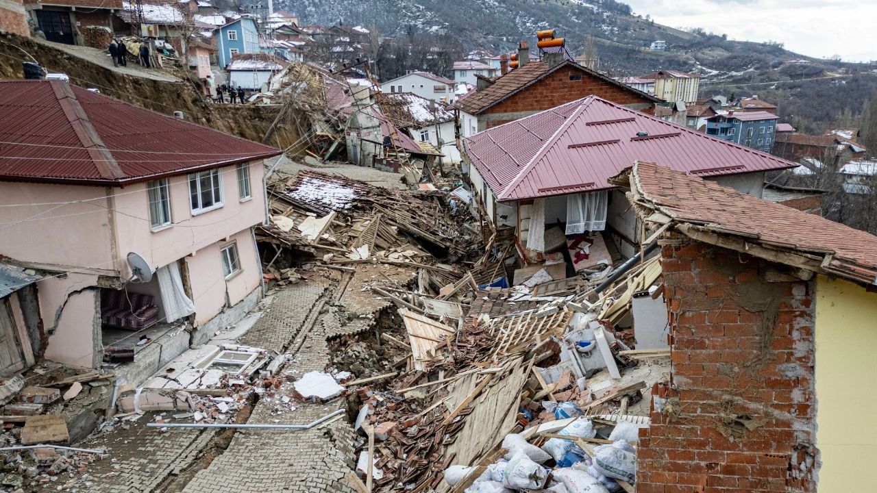 Tokat Niksar'da heyelan felaketi: Köy ikiye ayrıldı! Bakan Yerlikaya'dan açıklama! 4