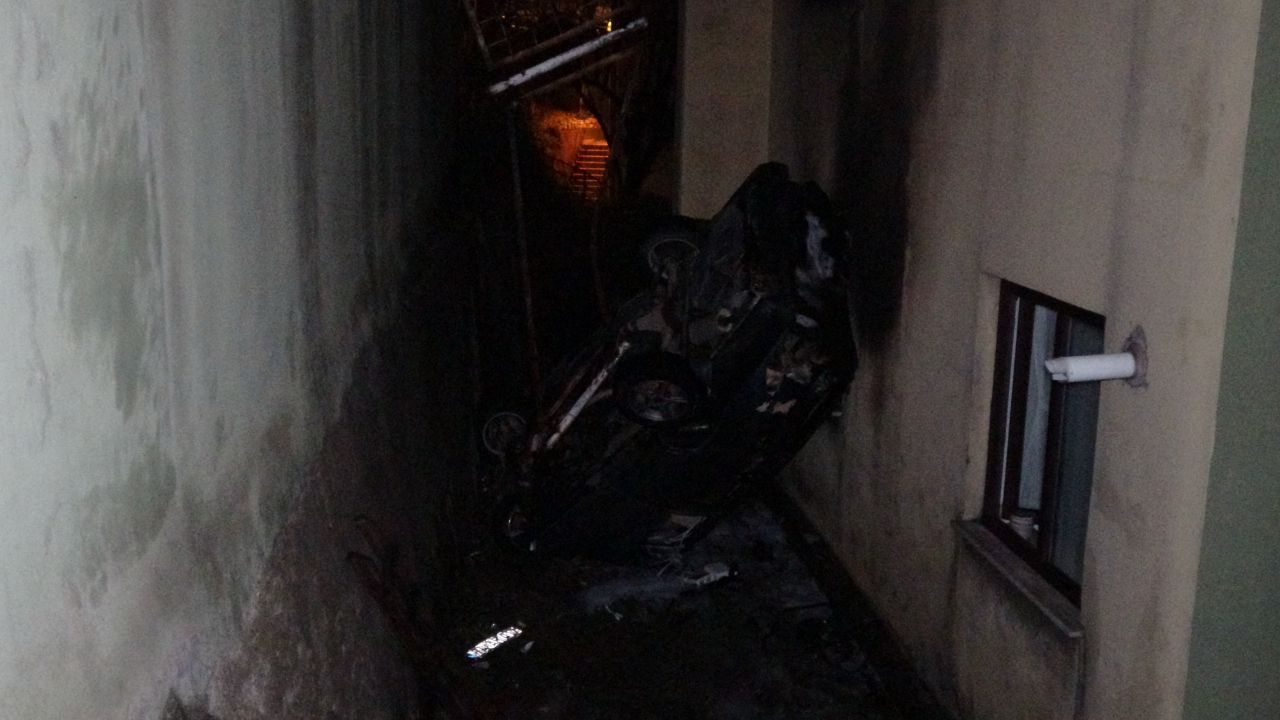 Buzdolabını tamire götüren sürücü aracı ile 10 metreden apartman boşluğuna uçtu 3