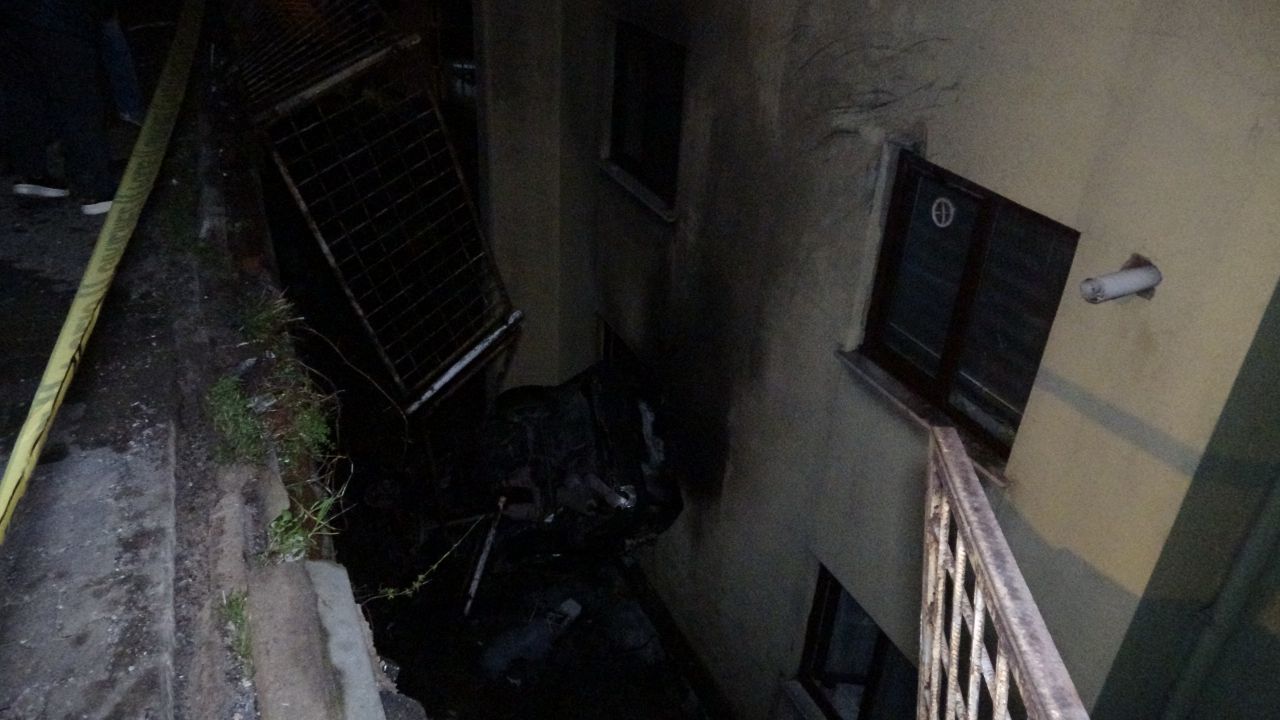 Buzdolabını tamire götüren sürücü aracı ile 10 metreden apartman boşluğuna uçtu 4