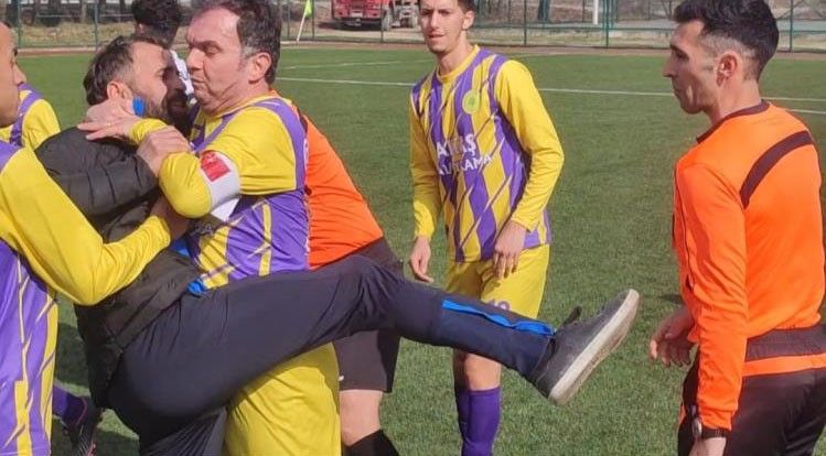 Kırmızı kart gören yedek futbolcu hakeme tekme attı 3