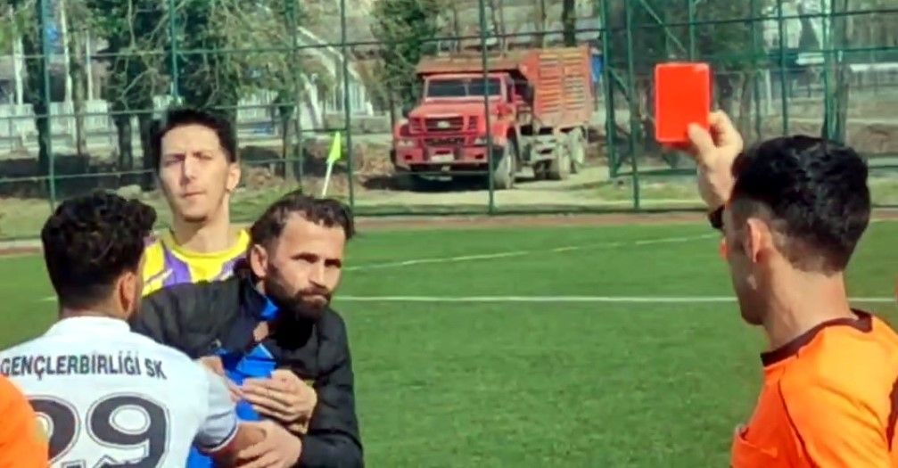Kırmızı kart gören yedek futbolcu hakeme tekme attı 2