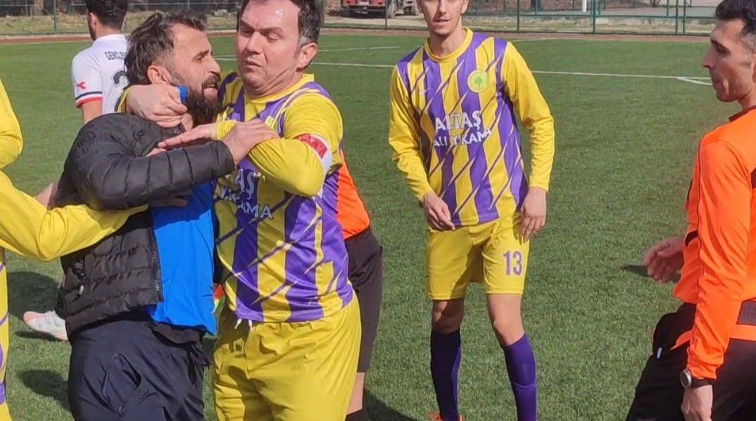 Kırmızı kart gören yedek futbolcu hakeme tekme attı 4
