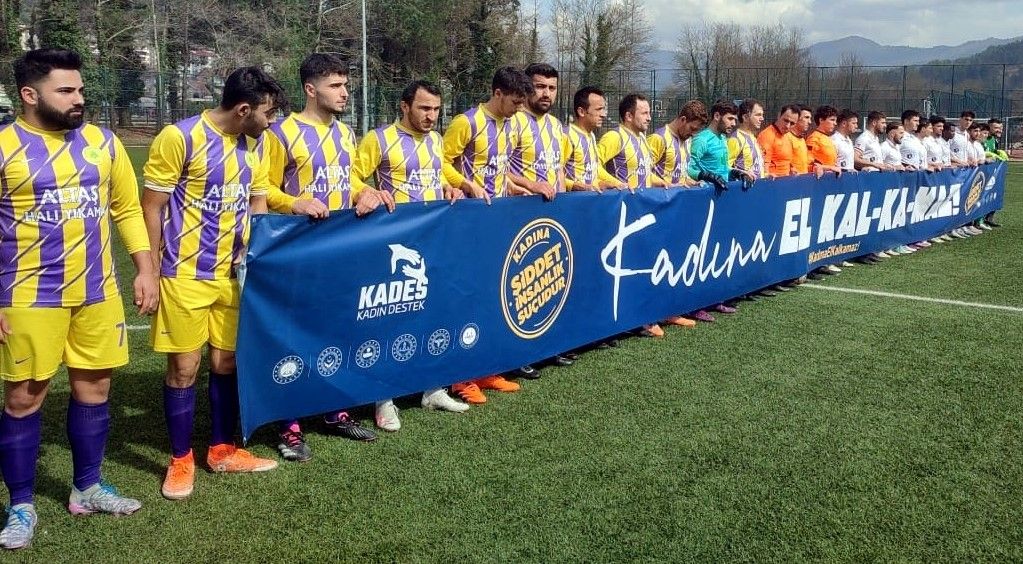 Kırmızı kart gören yedek futbolcu hakeme tekme attı 1