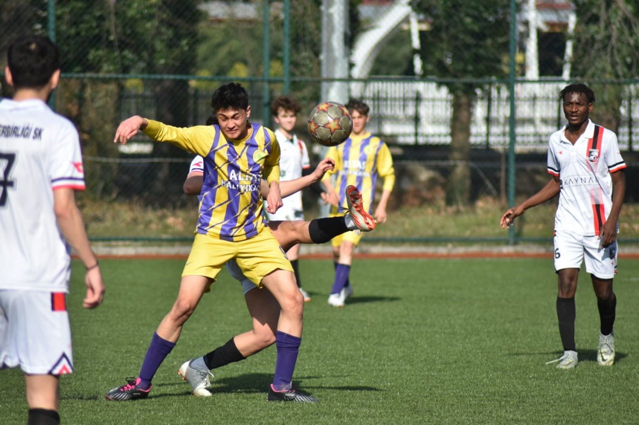 Kırmızı kart gören yedek futbolcu hakeme tekme attı 5