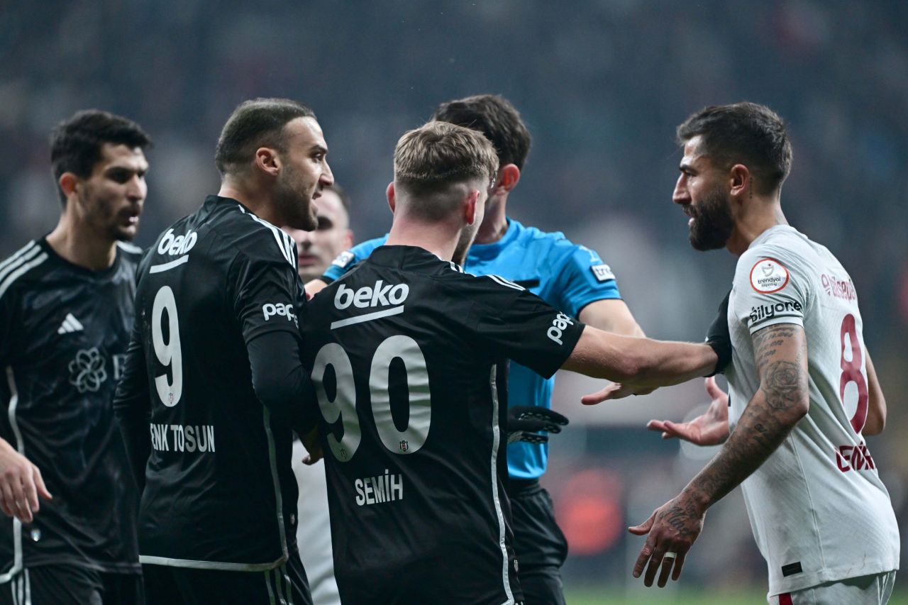 Sosyal medyayı yıkan paylaşım: “Cenk Tosun’a yapılan bariz penaltıyı yediler! VAR’a davet etmemek asla masum değil. Beline sarılıyor, formasından çekiyor ve topaç gibi çeviriveriyor… Galatasaray yüzde 65 şampiyon” 7
