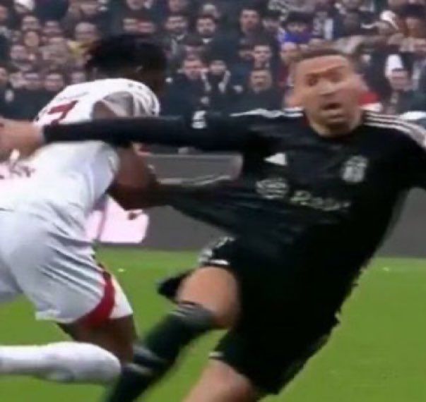 Sosyal medyayı yıkan paylaşım: “Cenk Tosun’a yapılan bariz penaltıyı yediler! VAR’a davet etmemek asla masum değil. Beline sarılıyor, formasından çekiyor ve topaç gibi çeviriveriyor… Galatasaray yüzde 65 şampiyon” 3