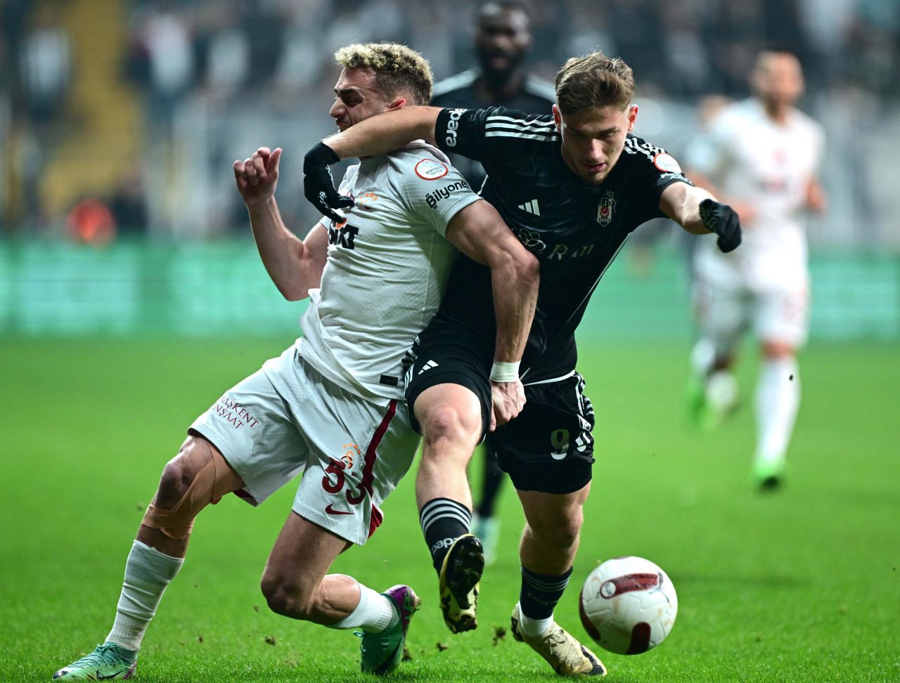 İki takımın yıldızı hakkında şok sözler: “Okan Buruk’un dokunulmaz futbolcusu Mauro Icardi yine yokları oynadı! Oyundan çıkması gerekiyordu. Göklere çıkarttığımız Semih Kılıçsoy ortalıkta gözükmedi!” 4