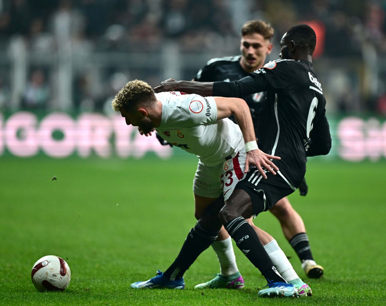 İki takımın yıldızı hakkında şok sözler: “Okan Buruk’un dokunulmaz futbolcusu Mauro Icardi yine yokları oynadı! Oyundan çıkması gerekiyordu. Göklere çıkarttığımız Semih Kılıçsoy ortalıkta gözükmedi!” 5