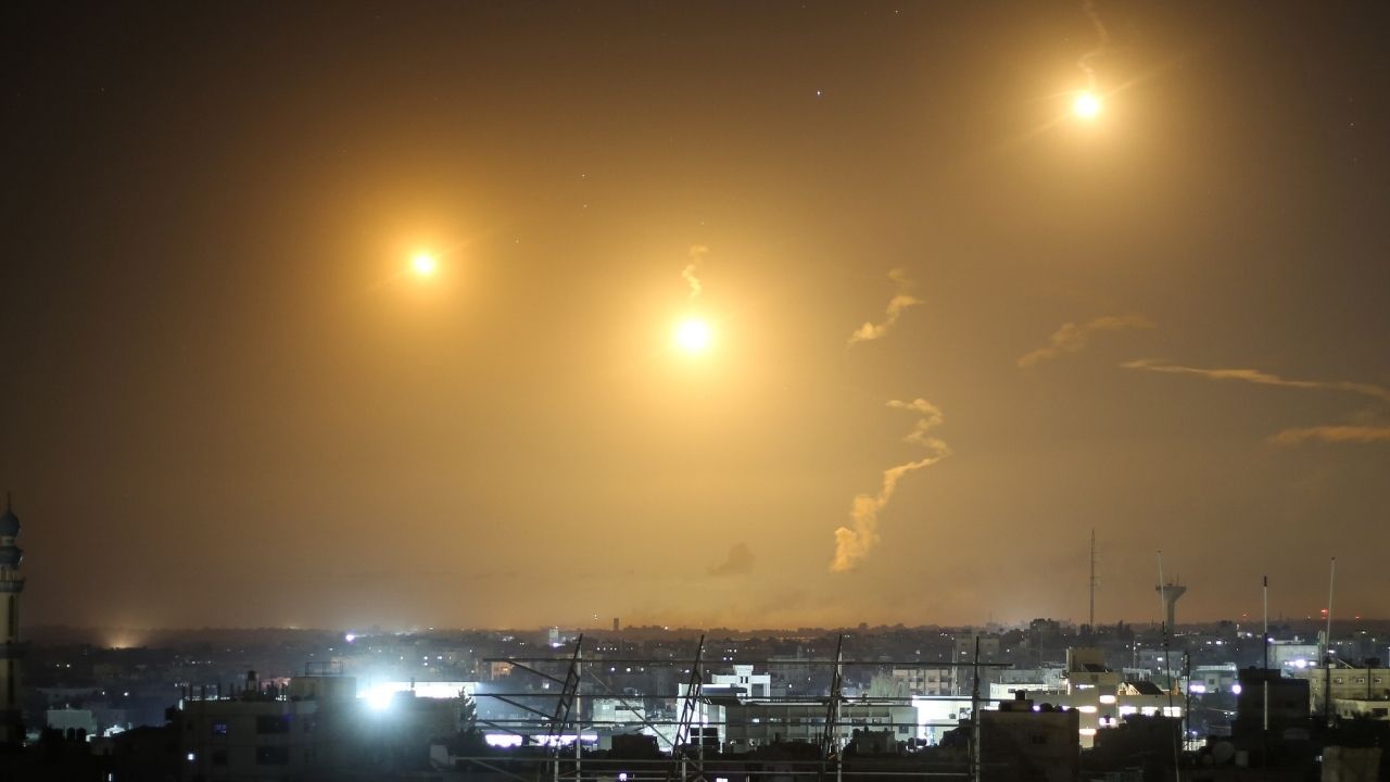 Kalleş saldırılar sürüyor! Gazze'de bombardıman anı kamerada! 1