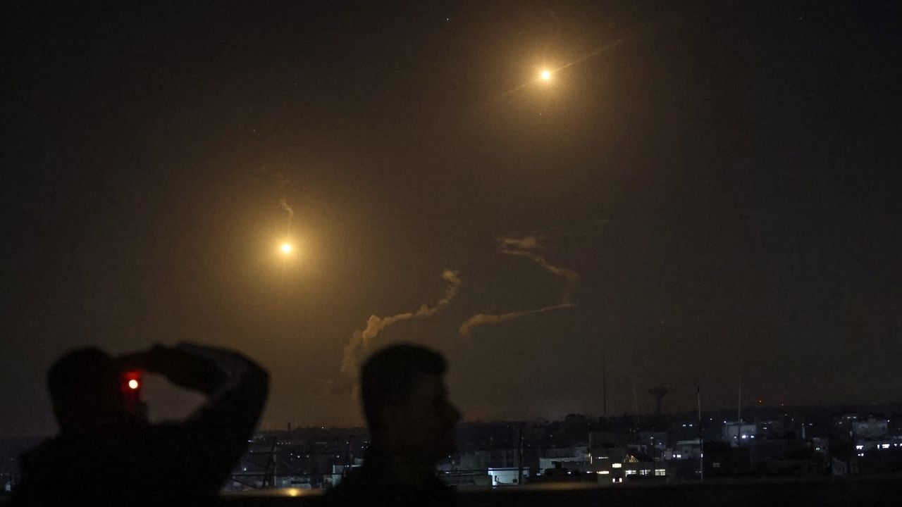 Kalleş saldırılar sürüyor! Gazze'de bombardıman anı kamerada! 2