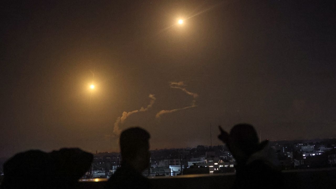 Kalleş saldırılar sürüyor! Gazze'de bombardıman anı kamerada! 3