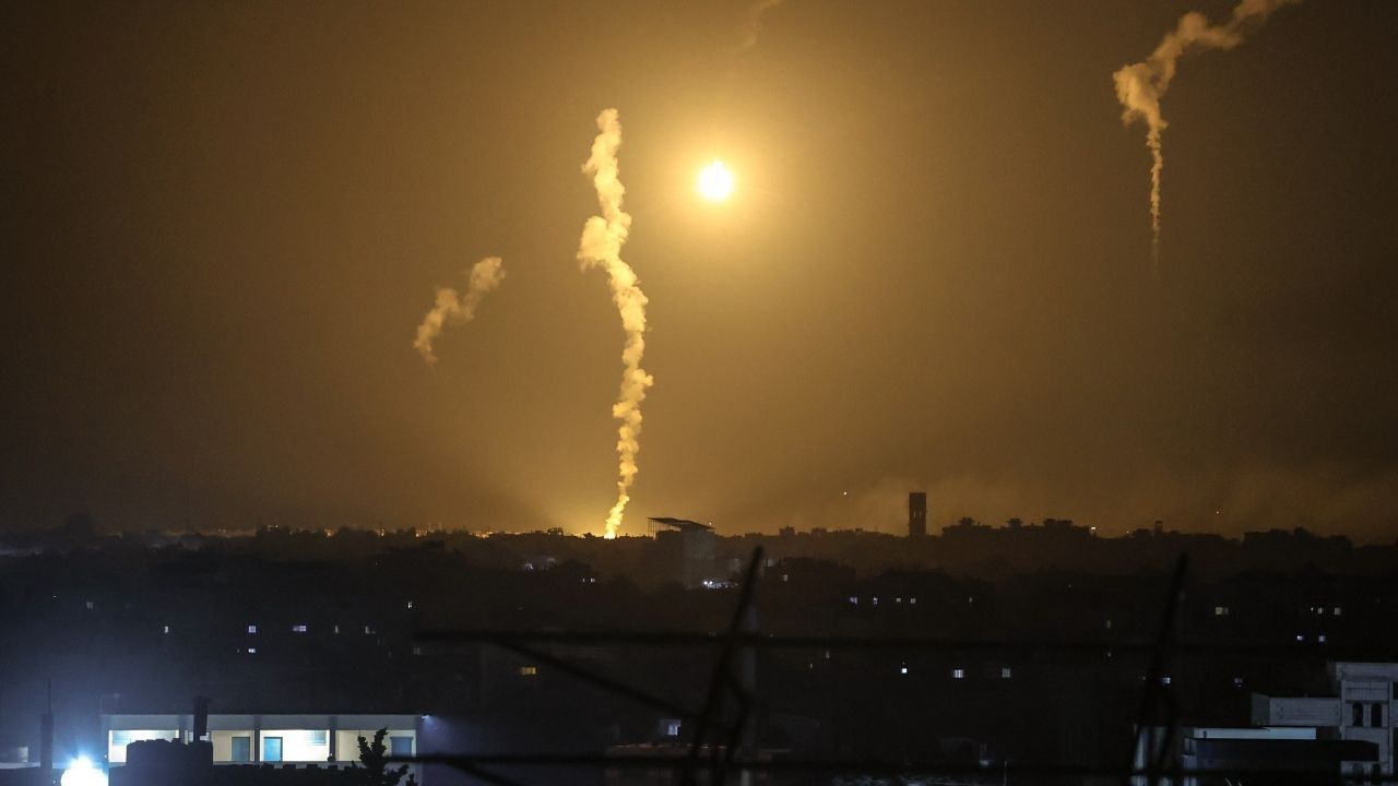Kalleş saldırılar sürüyor! Gazze'de bombardıman anı kamerada! 4