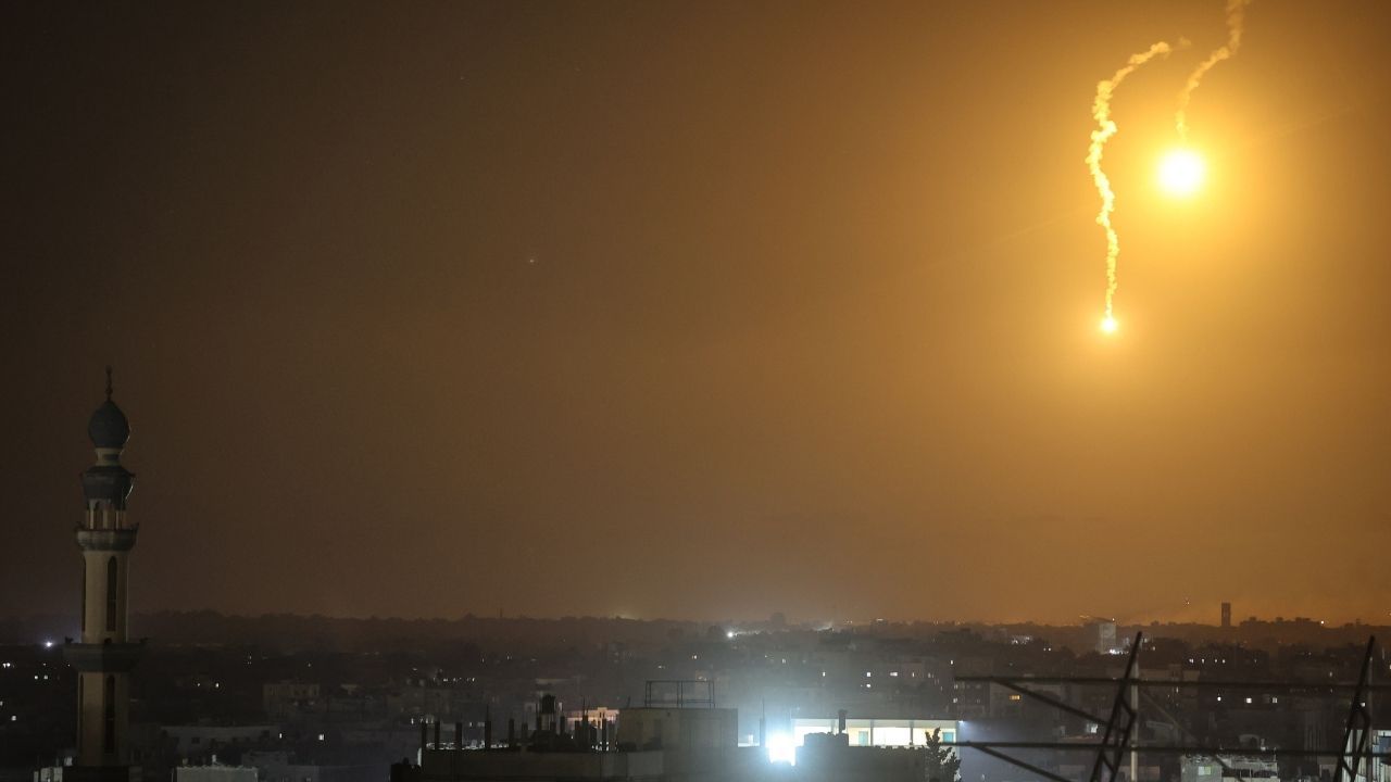 Kalleş saldırılar sürüyor! Gazze'de bombardıman anı kamerada! 5