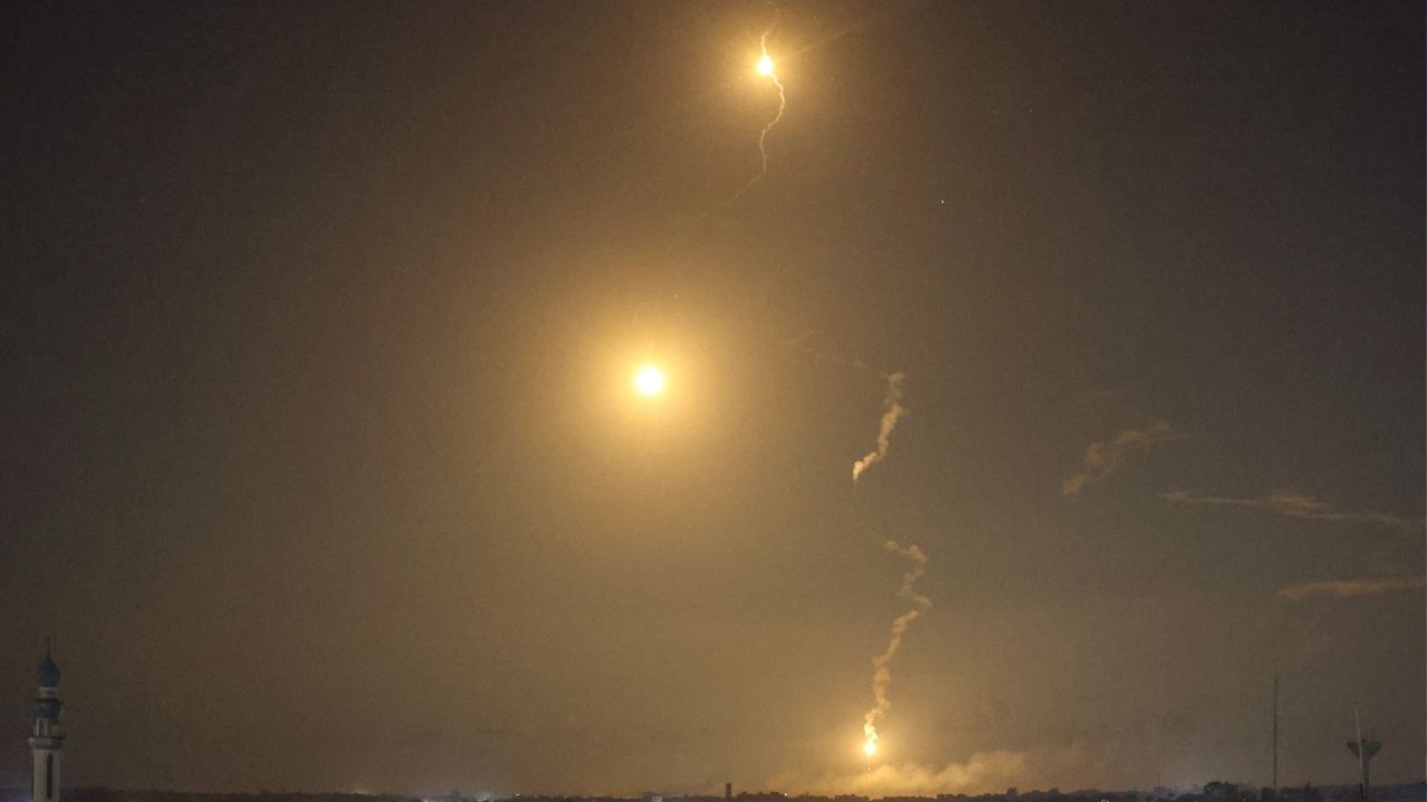 Kalleş saldırılar sürüyor! Gazze'de bombardıman anı kamerada! 6