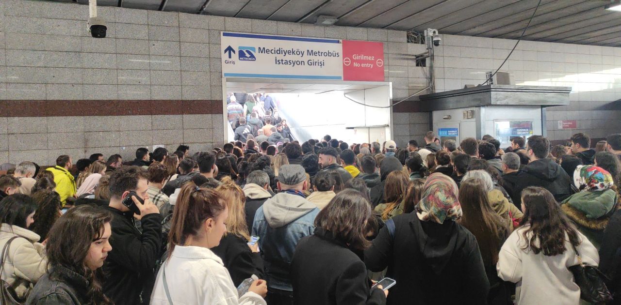Metrobüs durağında yürüyen merdiven faciası: 3 yaralı 1