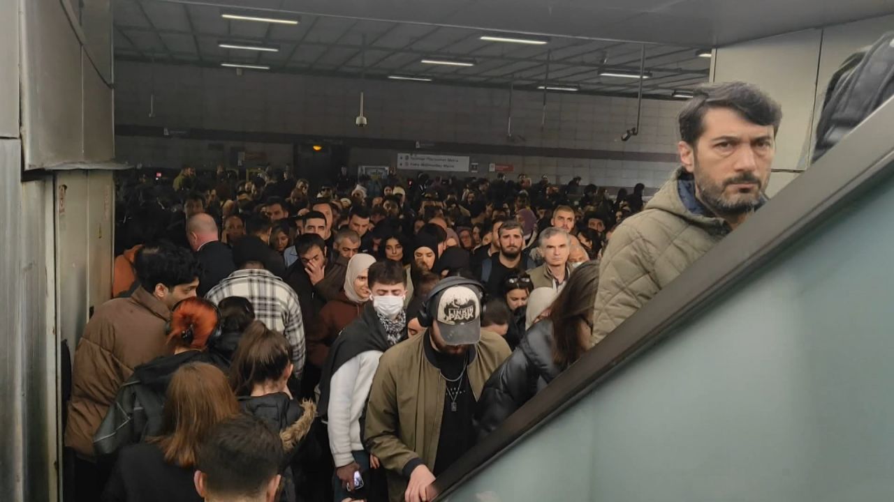 Metrobüs durağında yürüyen merdiven faciası: 3 yaralı 2