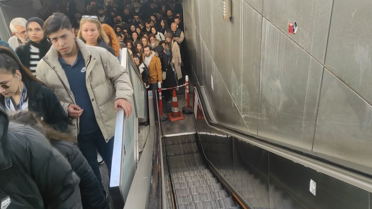 Metrobüs durağında yürüyen merdiven faciası: 3 yaralı 4