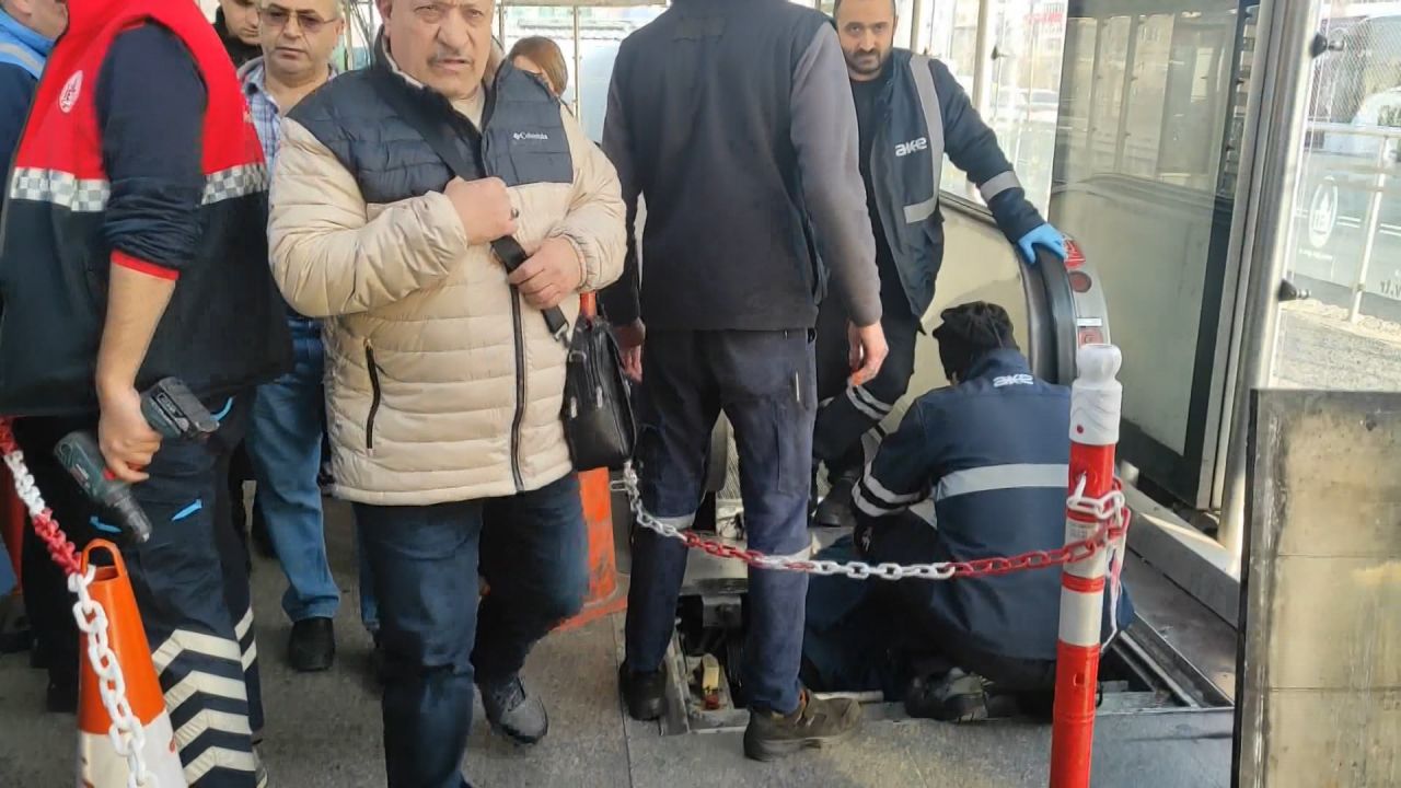 Metrobüs durağında yürüyen merdiven faciası: 3 yaralı 5