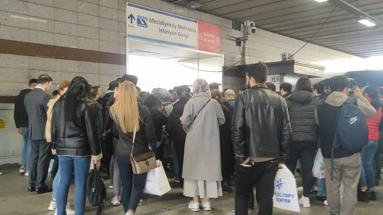 Metrobüs durağında yürüyen merdiven faciası: 3 yaralı 6