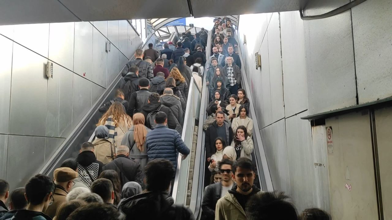 Metrobüs durağında yürüyen merdiven faciası: 3 yaralı 7