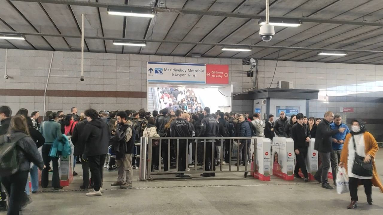 Metrobüs durağında yürüyen merdiven faciası: 3 yaralı 8
