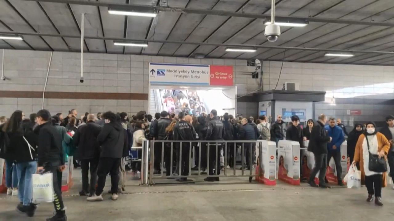 Metrobüs durağında yürüyen merdiven faciası: 3 yaralı 9