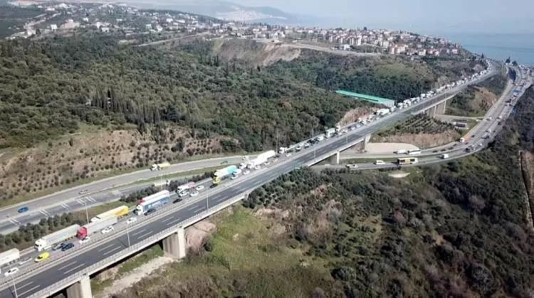 TEM Otoyolu'nda zincirleme kaza! Ankara istikameti ulaşıma kapandı... 7