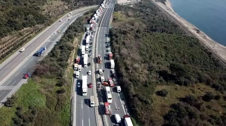 TEM Otoyolu'nda zincirleme kaza! Ankara istikameti ulaşıma kapandı... 2
