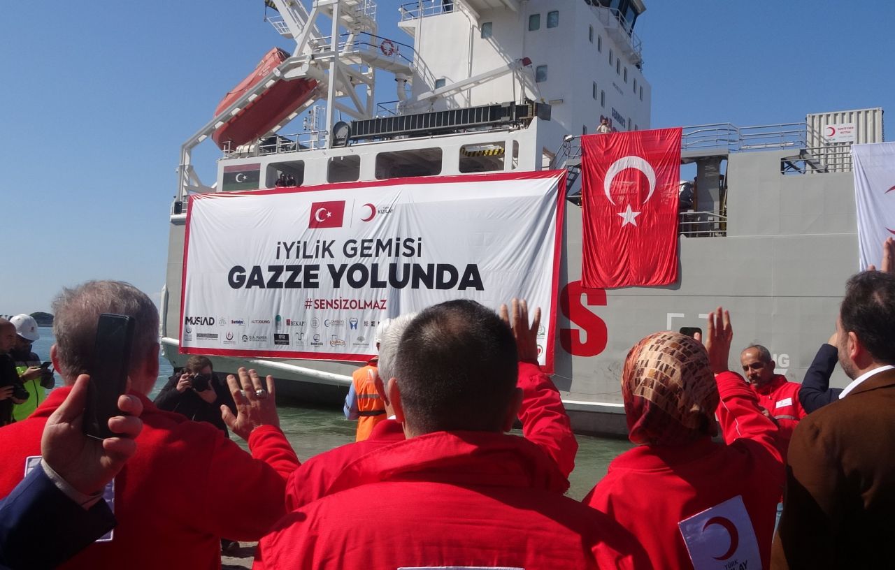 Türk Kızılay'ının en büyük yardım gemisi 'İyilik Gemisi' Gazze'ye uğurlandı! Yaklaşık 3 bin tonluk yardım malzemesini ulaştıracak... 4